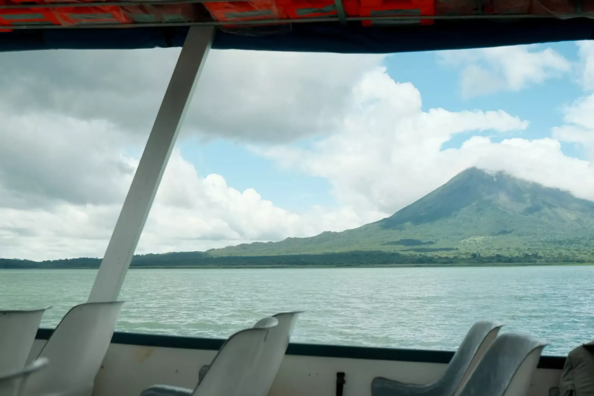 เรือข้ามฟากที่ทะเลสาบอาเรนัล