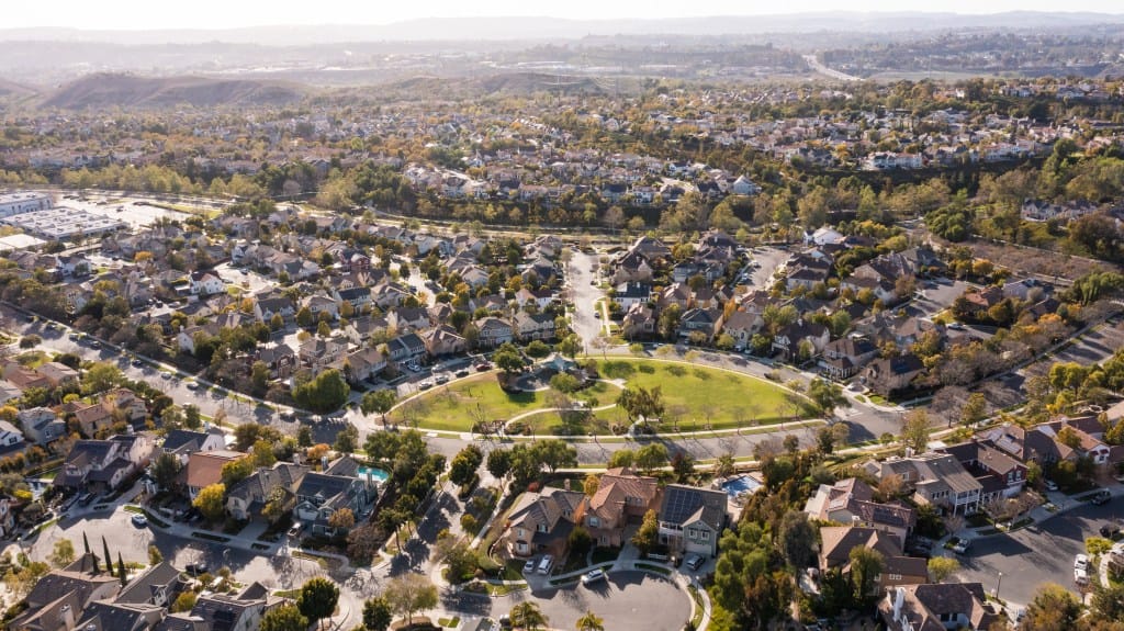 มุมสูงของบ้านเรือนในย่านที่พักอาศัยของ Ladera Ranch ทางตอนใต้ของแคลิฟอร์เนีย