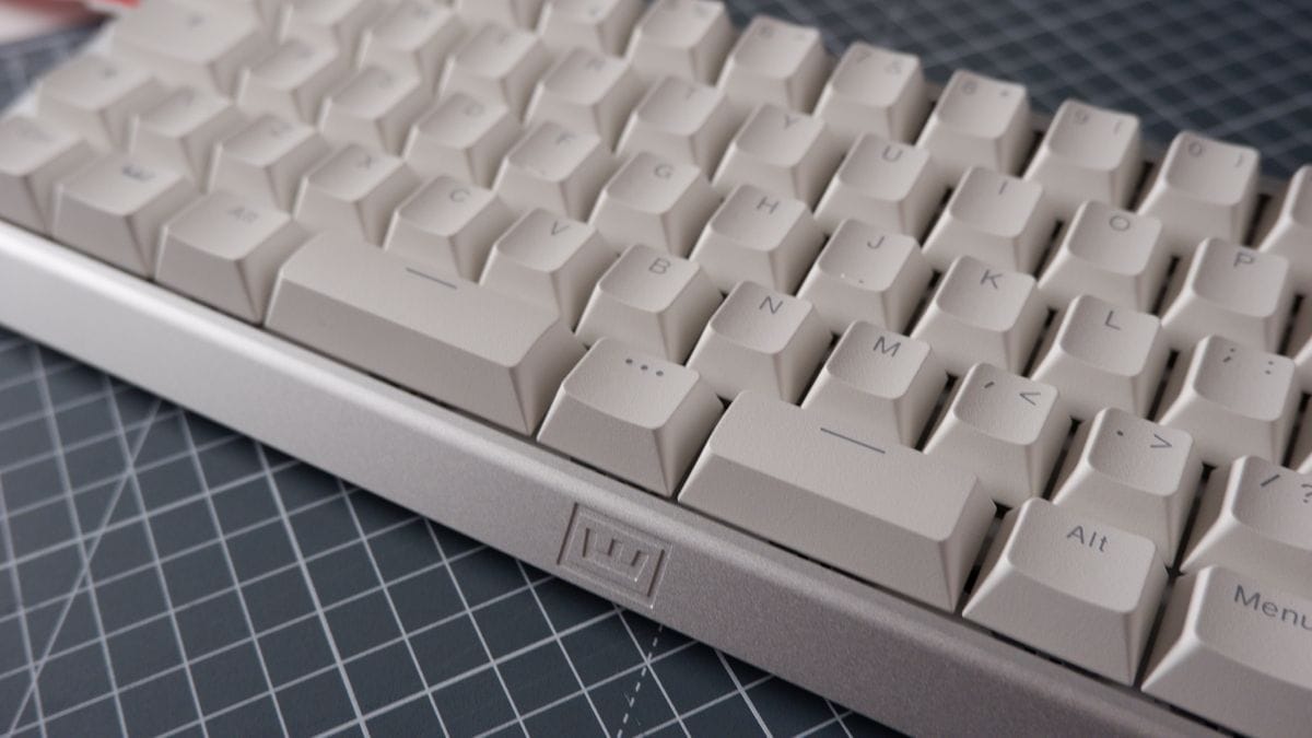 Wooting 60HE v2 ในหลายขั้นตอนของการประกอบ