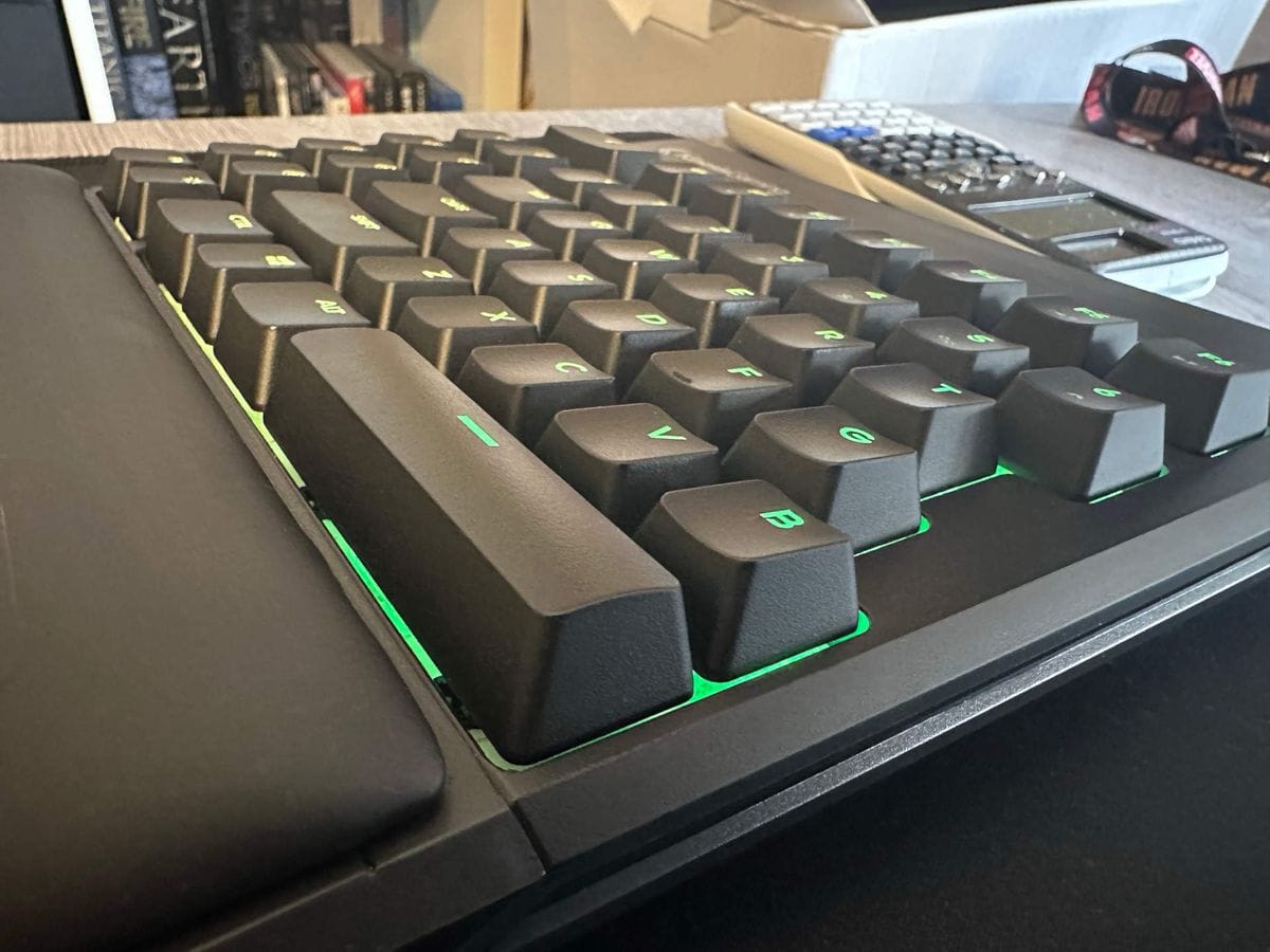คีย์บอร์ดสรีระ Kinesis Gaming Freestyle Edge RGB