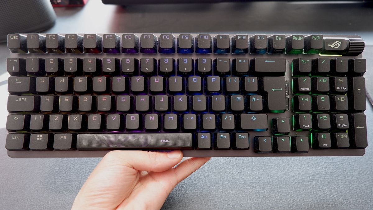 Asus ROG Strix Scope II 96 Wireless บนโต๊ะ
