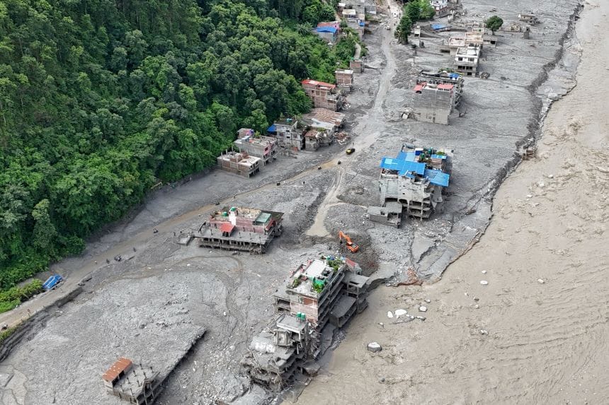 กระแสน้ำโคลนไหลผ่านบ้านเรือนบริเวณแม่น้ำตริศูลี หลังเหตุน้ำท่วมฉับพลันในเขตนูวาโกฏของเนปาล เมื่อวันที่ 1 กันยายน
