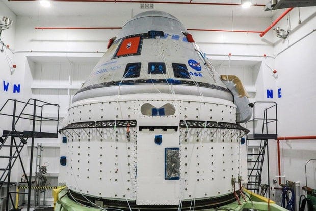 ยาน Starliner ในโรงเก็บที่ Kennedy Space Center