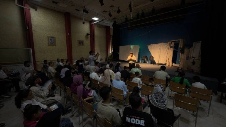 ผู้กำกับอาลี อาบู ยาซิน กล่าวกับผู้ชมหลังจบ 50 Minutes in Gaza ละครที่เขาบอกว่าเกิดจากใต้ซากปรักหักพังของสงคราม