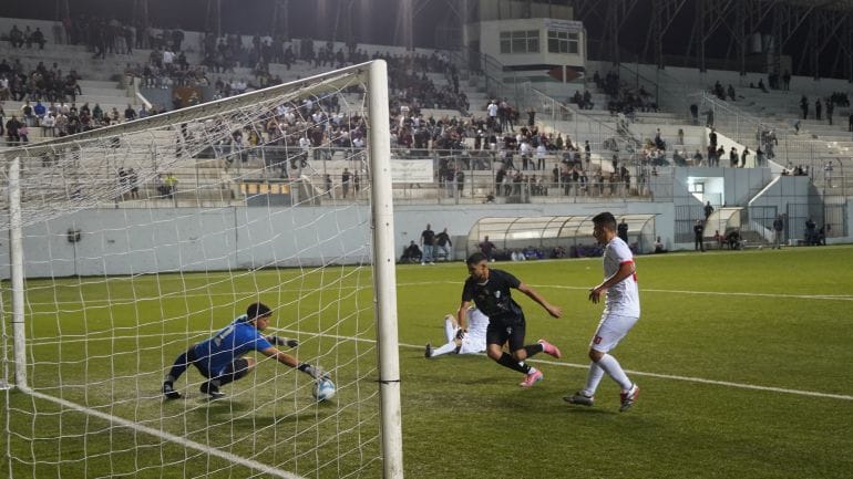 ในศึก Thousand Martyrs Cup ที่สนามกีฬาอัล-คาเดร์ ทีมอาหรับออร์ทอดอกซ์ เบตจาลา พบกับทีมเดชเชห์ ยูธ ขณะที่ฟุตบอลกลับคืนสู่ปาเลสไตน์เป็นครั้งแรกนับตั้งแต่สงครามเริ่มต้นในเดือนตุลาคม 2023 (Leila Warah/Al Jazeera)