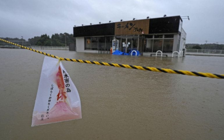 พื้นที่รอบร้านราเมงถูกน้ำท่วมจากฝนตกหนัก ขณะไต้ฝุ่นดูเจี้ยนเข้าใกล้เมืองโอมิชิราซาโตะ จังหวัดชิบะ ญี่ปุ่น เมื่อวันที่ 21 กันยายน 2026