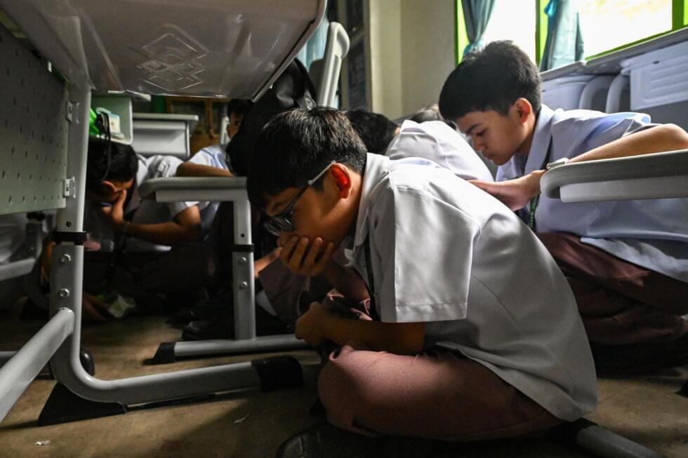 นักเรียนนอนหมอบกับพื้นระหว่างการซ้อมรับมือผู้บุกรุกติดอาวุธทั่วประเทศ ที่โรงเรียนแห่งหนึ่งในซานราฟาเอล บูลากัน