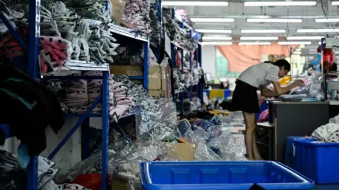 คนงานผลิตเสื้อผ้าในโรงงานที่ป้อนสินค้าให้ Shein