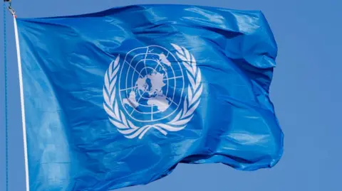 ธง UN ที่มีสัญลักษณ์แผนที่โลกแบบขั้วโลกเป็นศูนย์กลาง