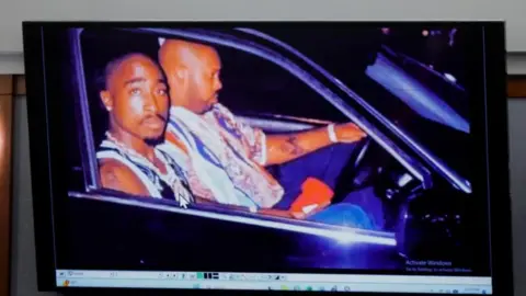ภาพถ่ายปี 1996 ของทูพัค ชาเคอร์ (ซ้าย) และแมริออน 