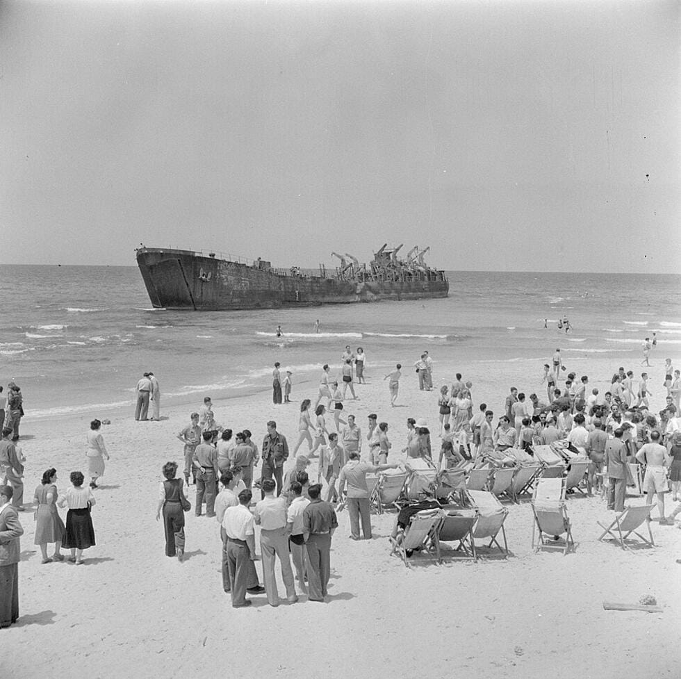 ซากเรืออัลตาเลนามองจากชายหาดในปี 1948
