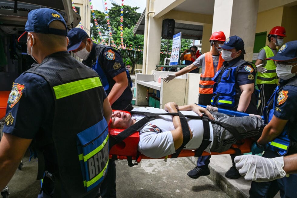หน่วยกู้ภัยหามชายคนหนึ่งระหว่างการซ้อมรับมือผู้บุกรุกติดอาวุธทั่วประเทศ ที่โรงเรียนแห่งหนึ่งในซานราฟาเอล บูลากัน