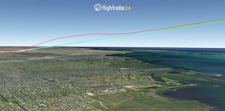 เส้นสีแดงแสดงเส้นทางเข้าใกล้ของเครื่องบิน Amazon Air ขณะที่เส้นสีเขียวแสดงเส้นทางร่อนมาตรฐานที่เครื่องบินใช้ลงจอดที่รันเวย์ 30 ในไมอามี
