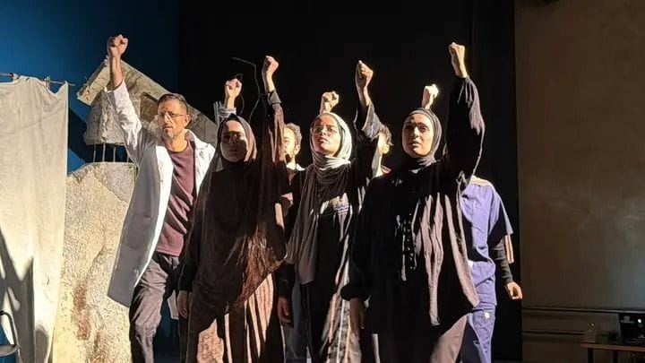 นักแสดงในฉากหนึ่งของ 50 Minutes in Gaza ละครที่หล่อหลอมจากประสบการณ์สงคราม การปิดล้อม และการพลัดถิ่น