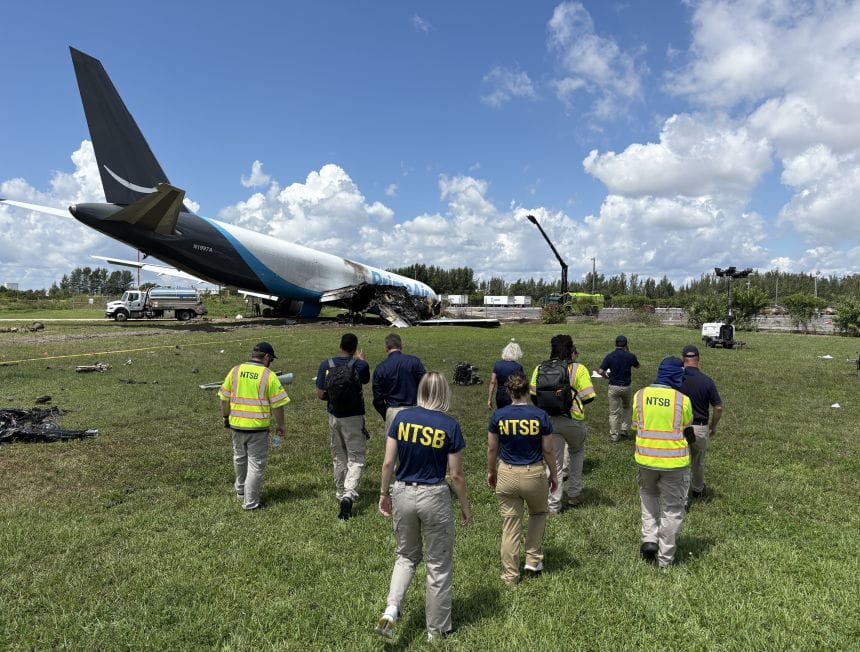 เจ้าหน้าที่สอบสวน NTSB ตรวจสอบพื้นที่ซากเครื่องบินเมื่อวันจันทร์ที่ 7 กันยายน หลังเครื่องบินขนส่งสินค้าโบอิ้ง 767 ไถลออกนอกปลายรันเวย์ 30 ขณะลงจอดเมื่อวันอาทิตย์ที่สนามบินนานาชาติไมอามี