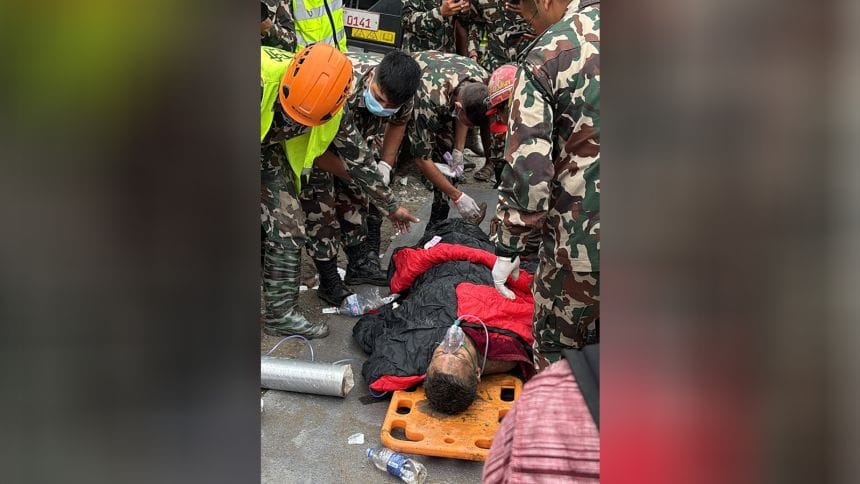 ชายคนหนึ่งถูกดึงออกมาอย่างปลอดภัยจากอุโมงค์ในโครงการโรงไฟฟ้าพลังน้ำตริศูลี 3A เขตราสุวา ประเทศเนปาล เมื่อวันศุกร์ที่ 4 กันยายน 2026