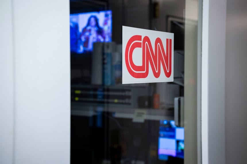 สัญลักษณ์ของ CNN บนบูธของเครือข่ายในพื้นที่สื่อของทำเนียบขาว หลังนักข่าวจาก CNN ถูกปฏิเสธไม่ให้เข้าพื้นที่ทำเนียบขาวก่อนหน้านี้ เมื่อวันที่ 19 กันยายน 2026 กรุงวอชิงตัน ดี.ซี.
