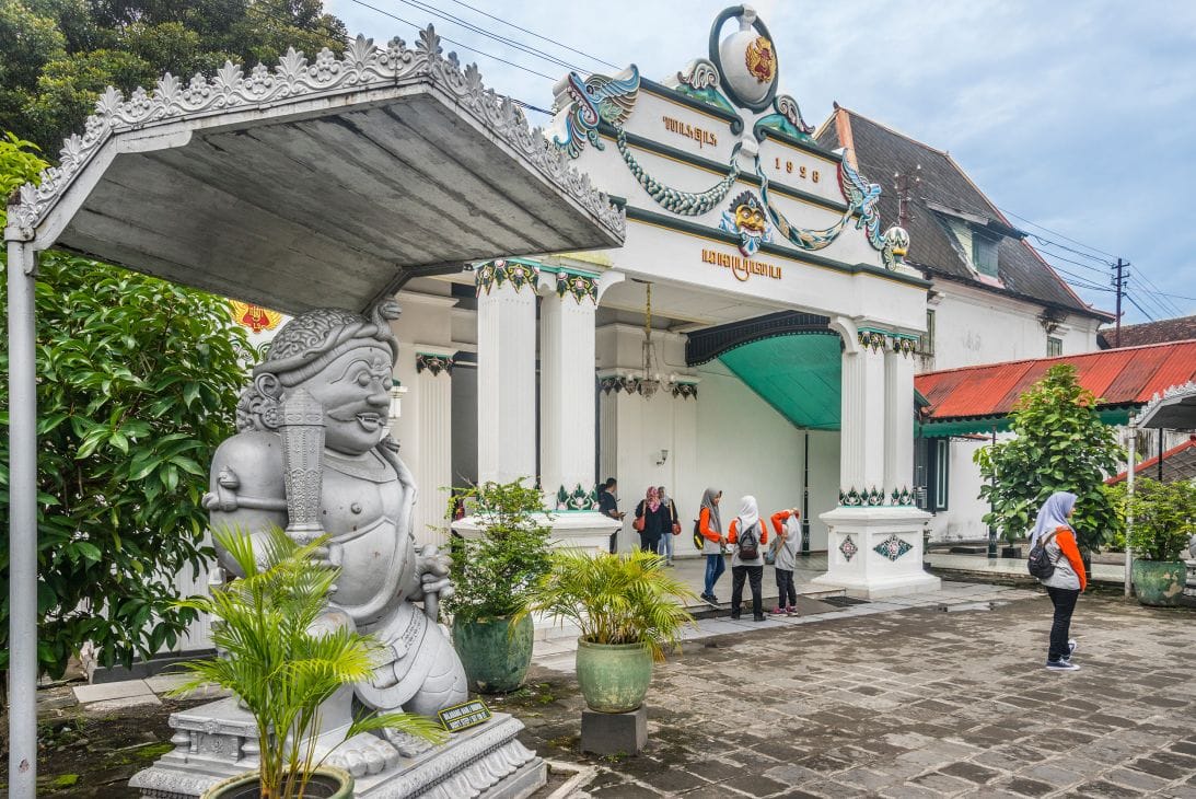 รูปปั้นทวารปาล ผู้พิทักษ์ เฝ้าทางเข้าพระราชวังกราตันในโยกยาการ์ตา