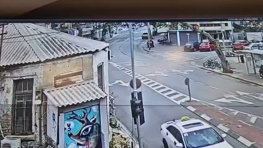 กล้องวงจรปิดจับภาพลูกระเบิดลูกปรายจากขีปนาวุธอิหร่านตกกระทบถนนในอิสราเอล