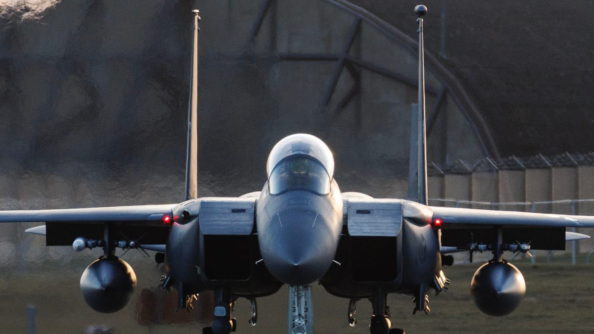 เครื่องบินขับไล่สหรัฐฯ ถูกยิงตกเหนืออิหร่าน กู้ภัยลูกเรือได้หนึ่งนายแล้ว แหล่งข่าวเผย