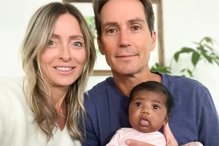 คู่รักในคดีสลับตัวอ่อน IVF บอก พ่อแม่แท้ๆ ของลูกสาวทารกถูกระบุตัวแล้ว หลังเปิดตัวต่อสาธารณะมาหลายเดือน