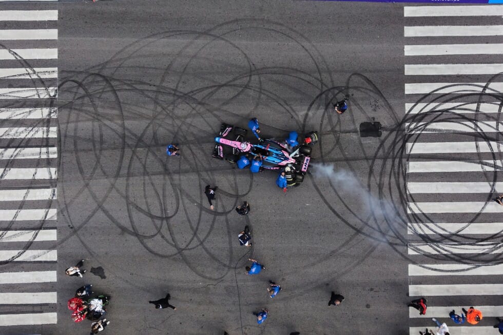 ปวดคอจากการนั่งทำงาน ลองเทคนิคฝึกคอแบบนักแข่ง F1 ที่ใช้ได้กับชาวออฟฟิศ