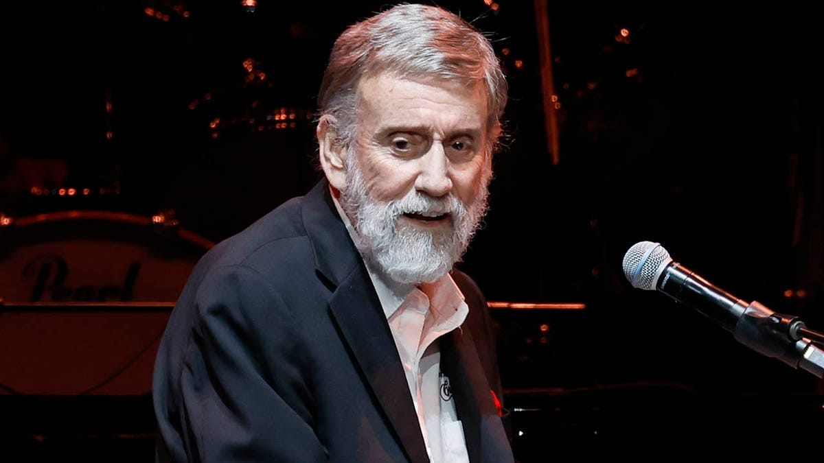 นักร้องคันทรีระดับตำนาน เรย์ สตีเวนส์ วัย 87 ปี คอหักหลังล้มอย่างรุนแรงในแนชวิลล์