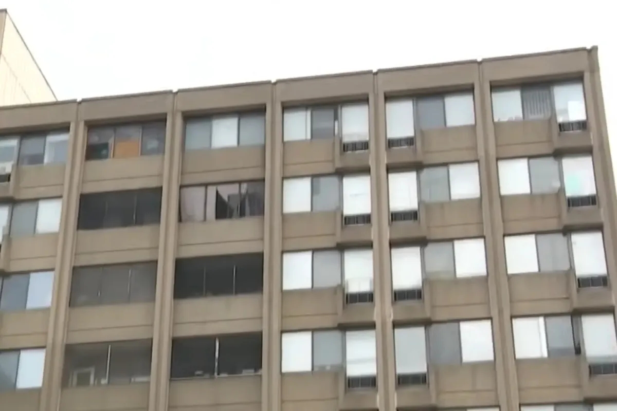 เด็กชายวัย 4 ขวบ รอดชีวิตจากการตกหน้าต่างอพาร์ตเมนต์สูง 60 ฟุต