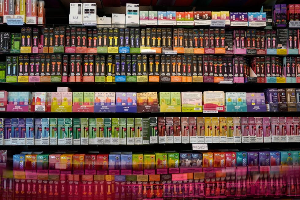 FDA ไฟเขียวบุหรี่ไฟฟ้ากลิ่นผลไม้ หมอห่วงวัยรุ่นกลับมาสูบเพิ่ม พร้อมแนะวิธีรับมือ