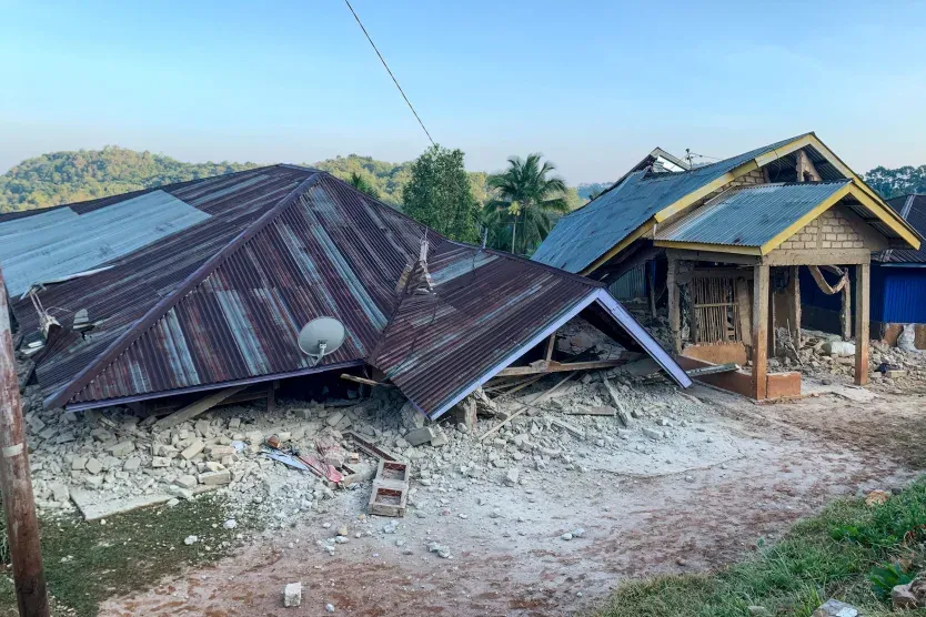 แผ่นดินไหวรุนแรง 7.7 ถล่มอินโดนีเซีย ชาวบ้านแตกตื่นหนีตาย