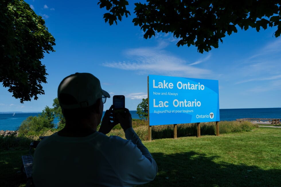 ดัก ฟอร์ด สวนคำสั่ง 'Lake America' ของทรัมป์ ด้วยป้ายยักษ์ 'Lake Ontario'