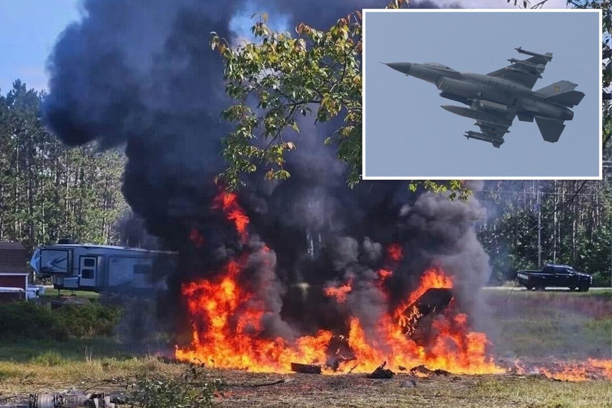เครื่องบินขับไล่ F-16 ตกที่มิชิแกน วิทยุนักบินคู่หูเผยเบาะแสสาเหตุ: 'ต้องดีดตัวออกแน่'