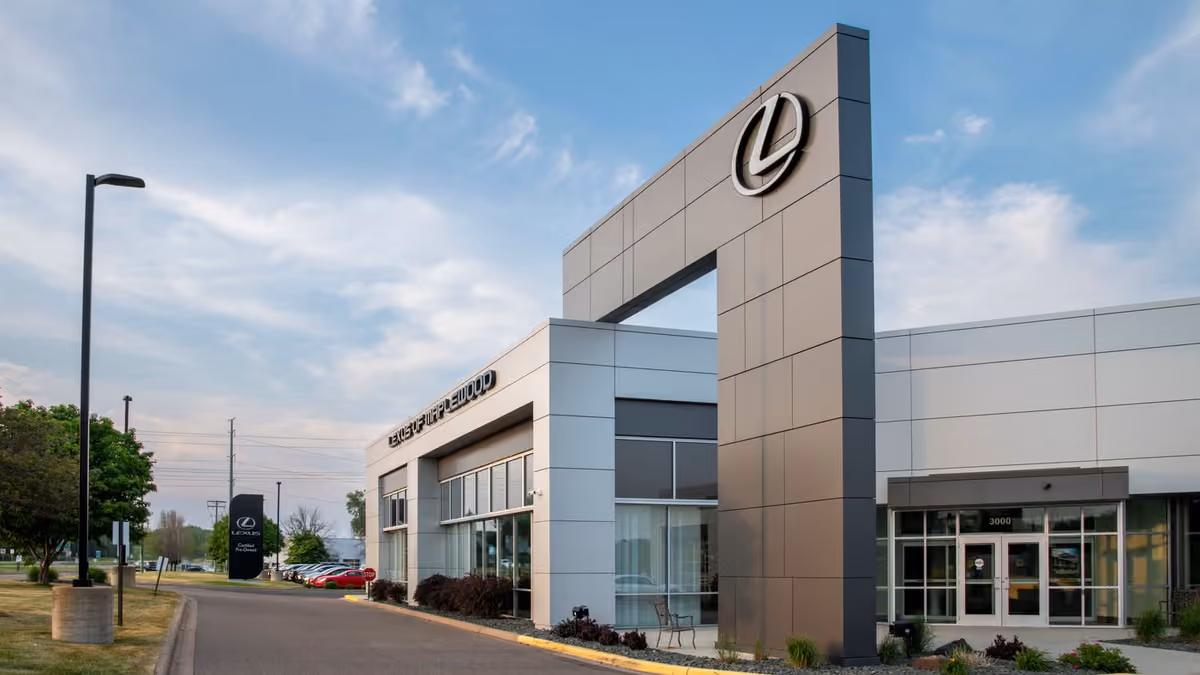 ดีลเลอร์ BMW-เล็กซัสนิวยอร์กคืนเงินลูกค้า 1.1 ล้านดอลลาร์ฐานค่าธรรมเนียมเท็จ