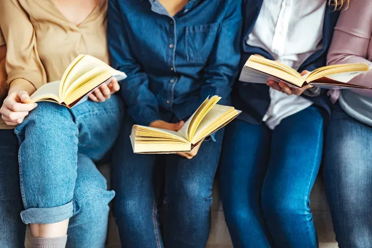 Gen Z อ่านหนังสือเพิ่มขึ้น แต่รูปแบบที่พวกเขาชอบอาจทำให้คุณแปลกใจ