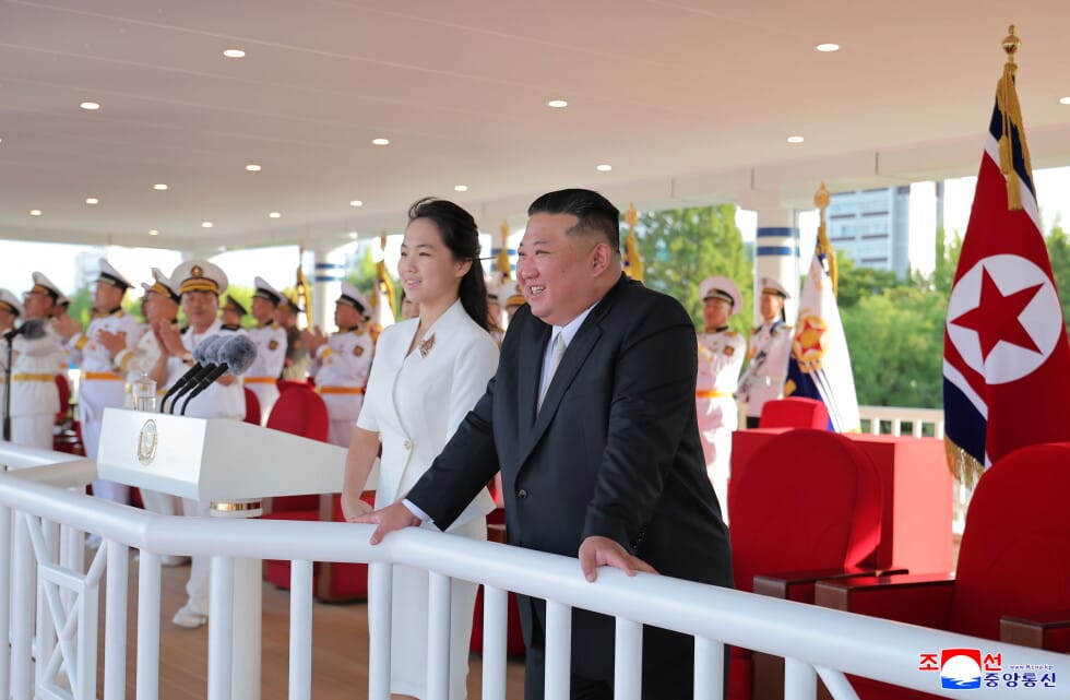 คิม จองอึน พาลูกสาวชมเรือพิฆาตลำใหม่ของเกาหลีเหนือ