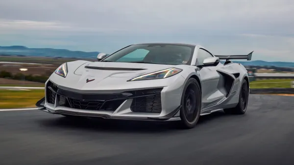 รีวิว Corvette ZR1X: Corvette ที่คิดว่าตัวเองเป็นไฮเปอร์คาร์ (9/10)