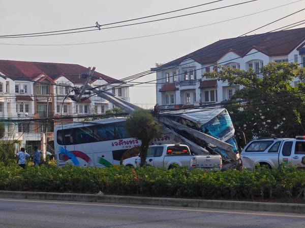 รถทัวร์โดยสารเสียหลักชนเสาไฟฟ้า จ.เพชรบุรี เจ็บหลายราย