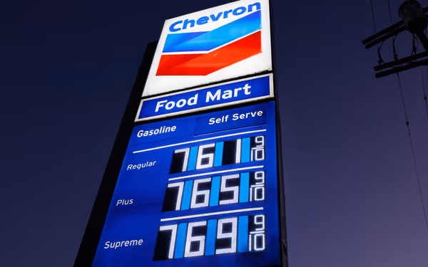 ราคาน้ำมันพุ่งสูงขึ้นเรื่อยๆ – แต่ปั๊มน้ำมันแห่งหนึ่งในลอสแองเจลิสคิดราคาเกินจริงสุดๆ