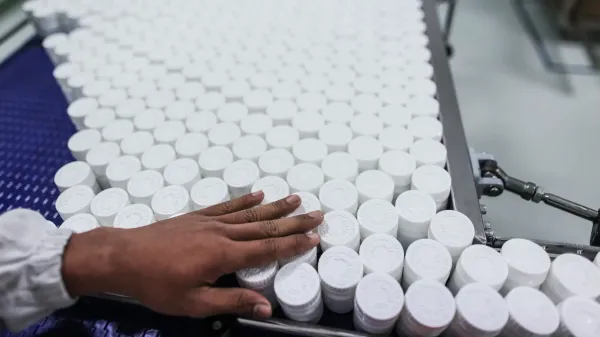 วิกฤตช่องแคบฮอร์มุซ อาจทำให้คนอเมริกันขาดแคลนยาสามัญที่ใช้ทุกวัน