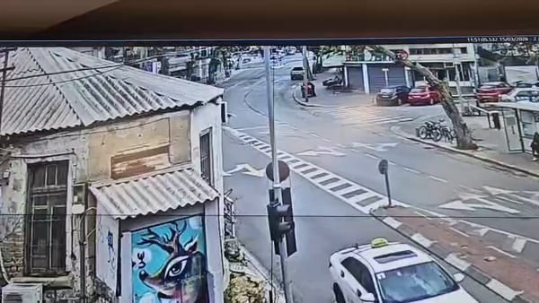 กล้องวงจรปิดจับภาพลูกระเบิดลูกปรายจากขีปนาวุธอิหร่านตกกระทบถนนในอิสราเอล