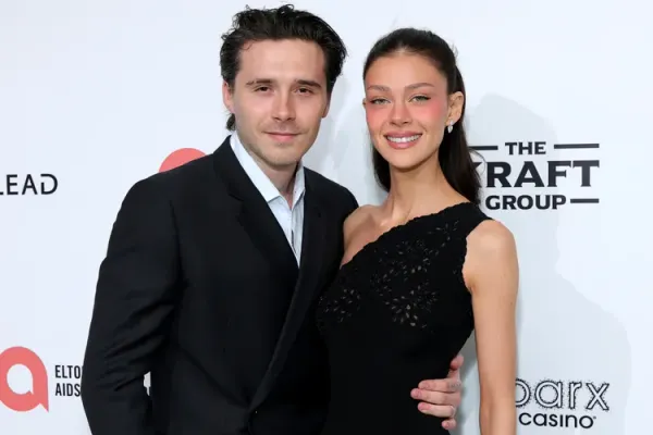 บรูคลิน เบ็คแฮม ควงภรรยา นิโคลา เพลตซ์ สวีทหวานในงานปาร์ตี้ออสการ์ 2569 ของพ่อทูนหัว เอลตัน จอห์น