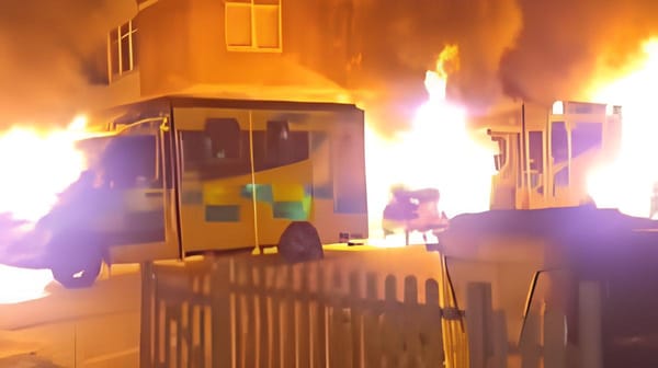 มือมืดลอบเผารถพยาบาลชุมชนชาวยิวกลางกรุงลอนดอน ตำรวจชี้เป็น "อาชญากรรมจากความเกลียดชัง"