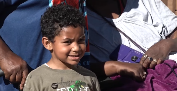 เด็กชาย 5 ขวบ ได้รับการยกย่องเป็น 'เทวดา' และ 'ฮีโร่' หลังช่วยคนทั้งบ้านรอดจากไฟไหม้