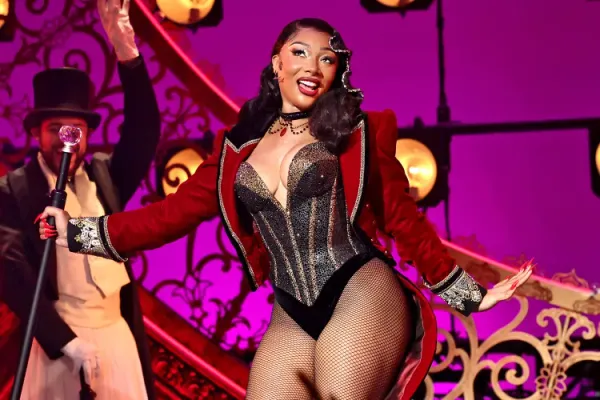 เมแกน ที สแตลเลียน ถูกนำส่งโรงพยาบาลหลังป่วยกะทันหันกลางการแสดง 'มูแลง รูจ' บนเวทีบรอดเวย์