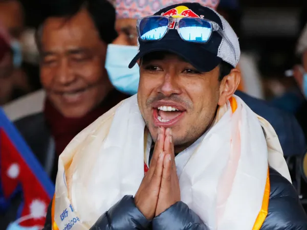 นักปีนเขาสิบคน นำโดยนักผจญภัยชาวเนปาลชื่อดัง หายตัวไปบนยอดเขาปากีสถาน