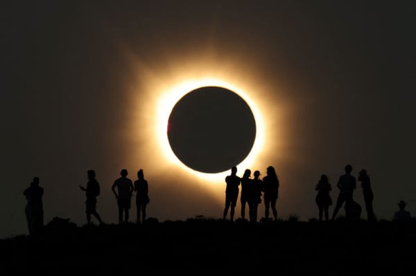 ภาพสวยที่สุดจากสุริยุปราคาเมื่อวันพุธ