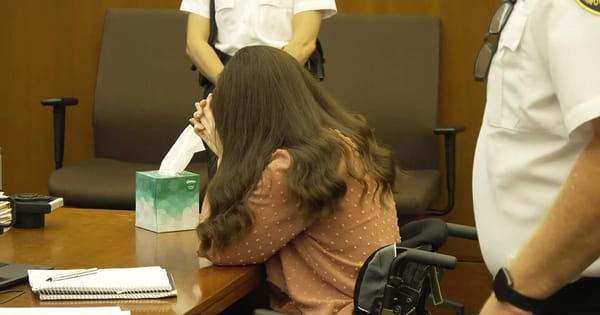ลินด์เซย์ แคลนซี ร่ำไห้ในศาล หลังคณะลูกขุนดูภาพชันสูตรลูกน้อย