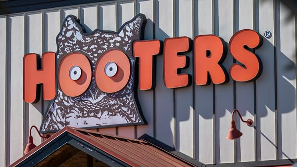 ผู้ก่อตั้ง Hooters เตรียมสร้างหนังบัดดี้คอเมดี้เล่าที่มาของร้านอาหารเชนดัง