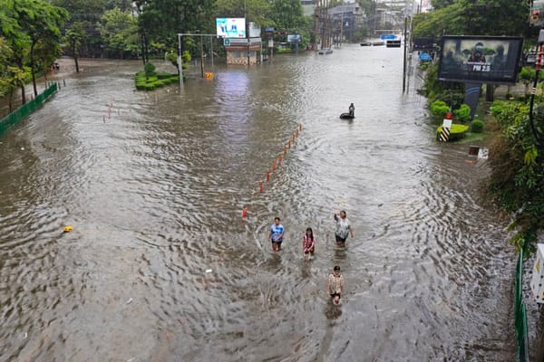 ถนนกรุงเทพฯ จมน้ำ หลังประกาศเป็นเขตภัยพิบัติน้ำท่วม