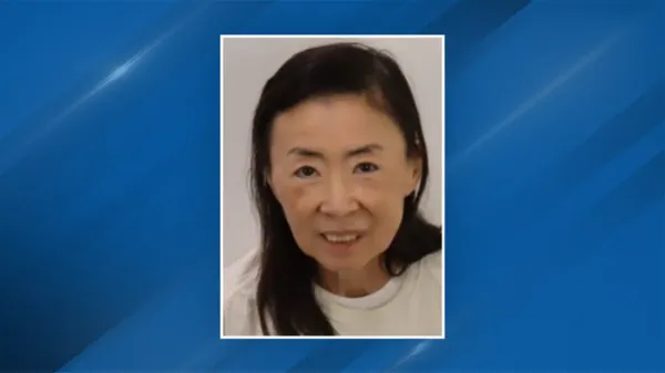 หญิงวัย 65 ปี ถูกตั้งข้อหาฆ่าสามีด้วยเสาธง ในหมู่บ้านรั้วรอบขอบชิดแคลิฟอร์เนีย